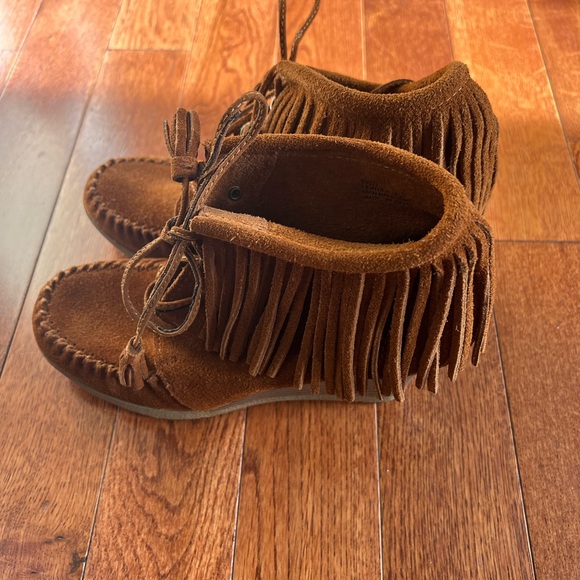 Minnetonka Shoes - Minnetonka Suede Leather Fringe Wedge Shoe Ankle Boot Size 9